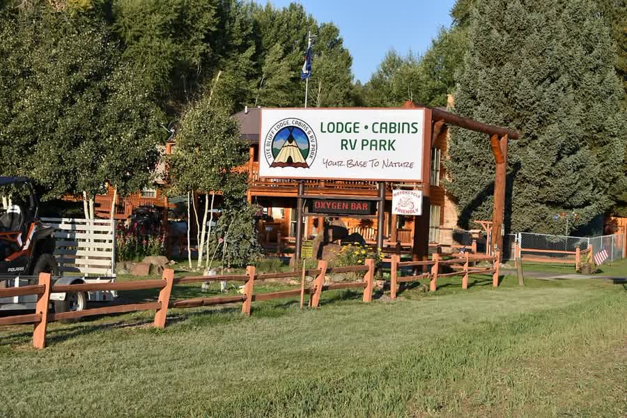 The Ute Bluff Lodge sign at the entrance