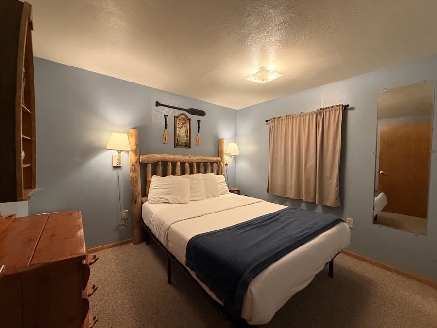 Lodge room with a single queen bed