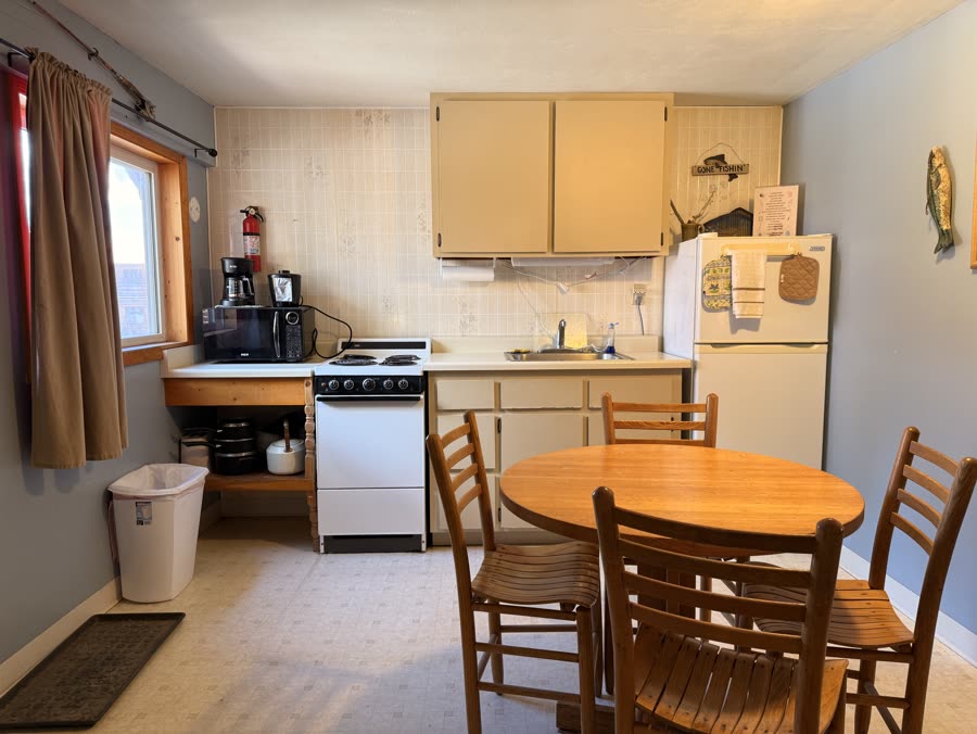Suite with a kitchen and dining table